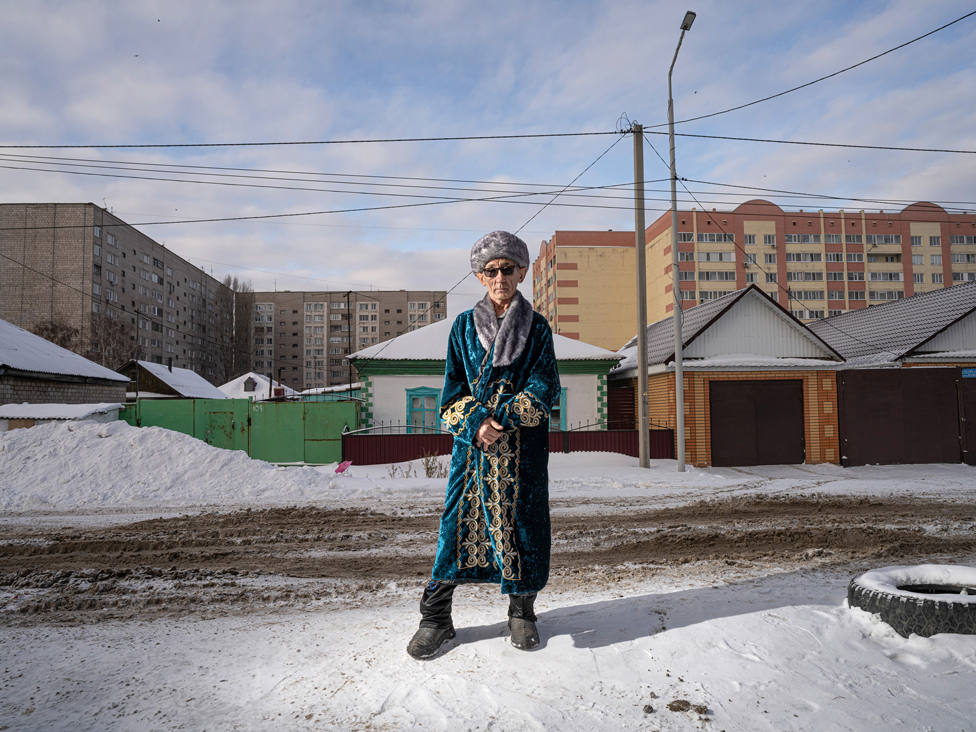 Soni nagrada za fotografiju 2024: Nasilno sterilisane žene sa Grenlanda i tragedija meksičkih starosedelaca 12 Portrait of a man in Kazakhstan wearing a traditional clothing