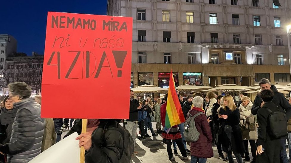 Srbija i LGBT+: Gej mladić prekinuo štrajk glađu, nezadovoljan postupanjem policije 6 Protest organizacije Da se zna