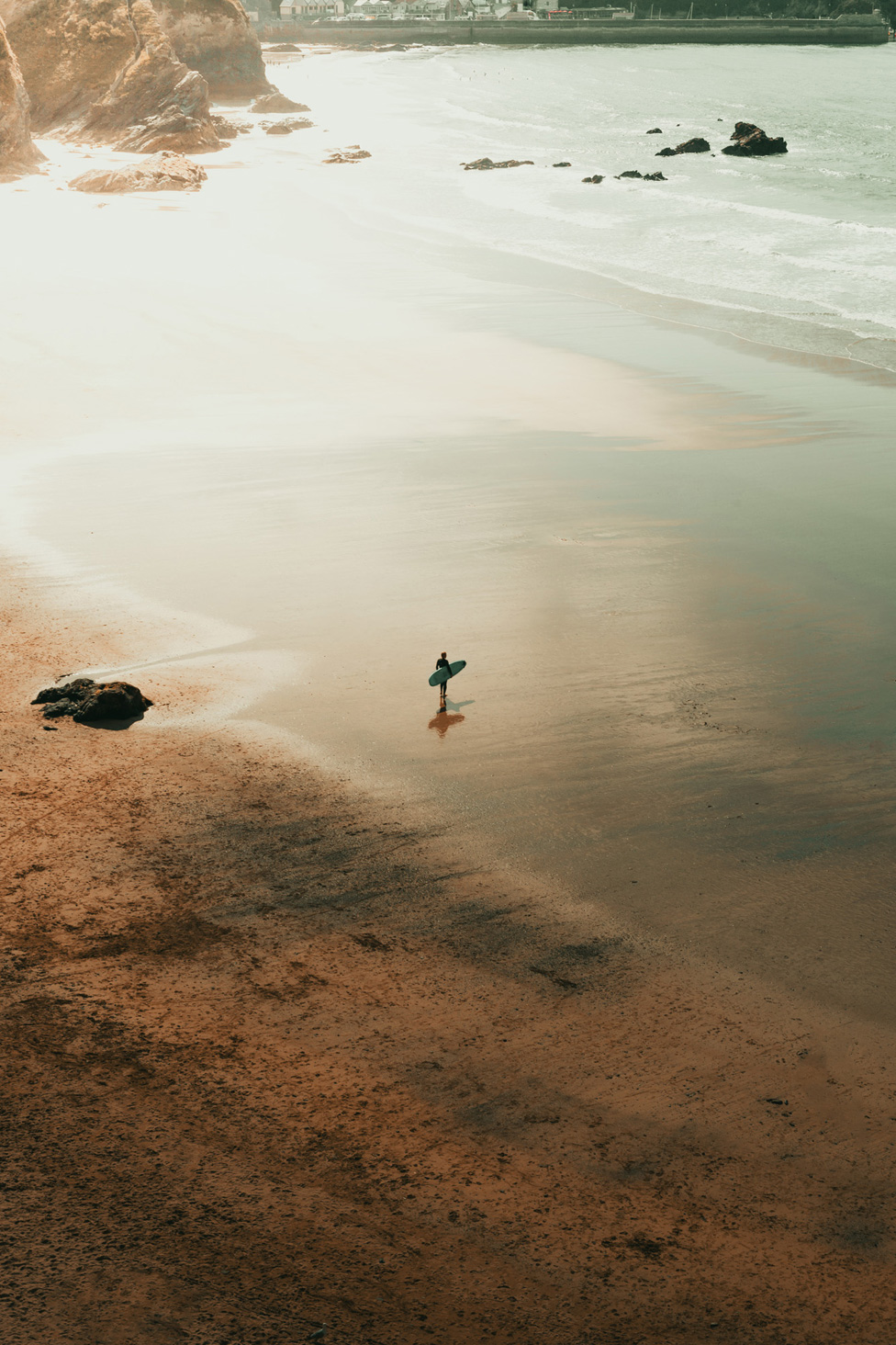 Soni nagrada za fotografiju 2024: Nasilno sterilisane žene sa Grenlanda i tragedija meksičkih starosedelaca 25 A solitary surfer on an empty Cornish beach