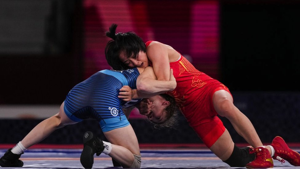 Olimpijske igre u Parizu 2024: 'Nema prskanja', 'krvava maramica' i još pet drugih neobičnih sportskih pravila 5 Sun Yanan (red) of Team China competes against Sarah Ann Hildebrandt of Team United States during the Women's Freestyle 50kg Semi Final