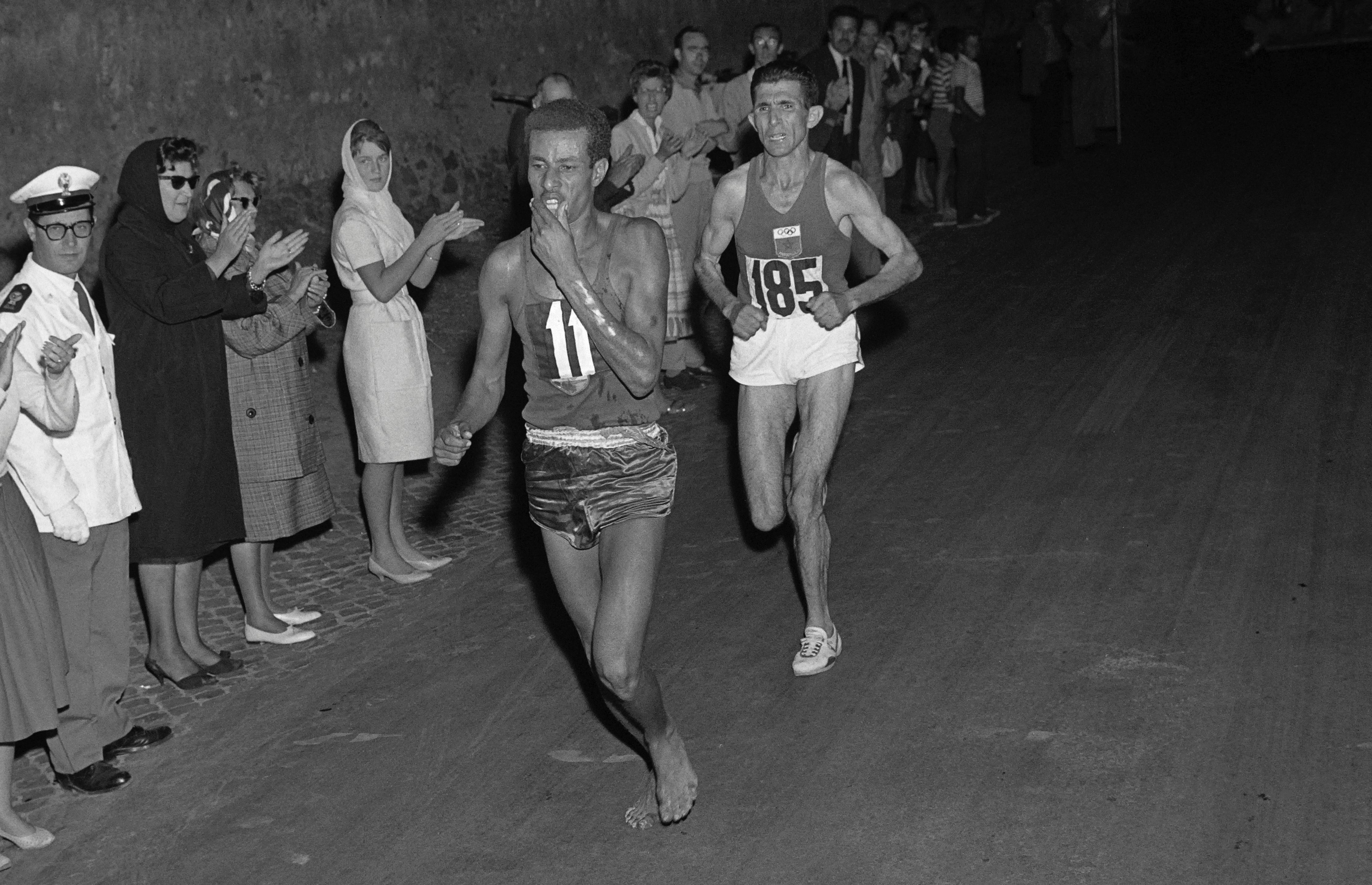 Olimpijske igre u Parizu 2024: 'Nema prskanja', 'krvava maramica' i još pet drugih neobičnih sportskih pravila 2 Ethiopian athlete Abebe Bikila runs barefoot ahead of another competitor