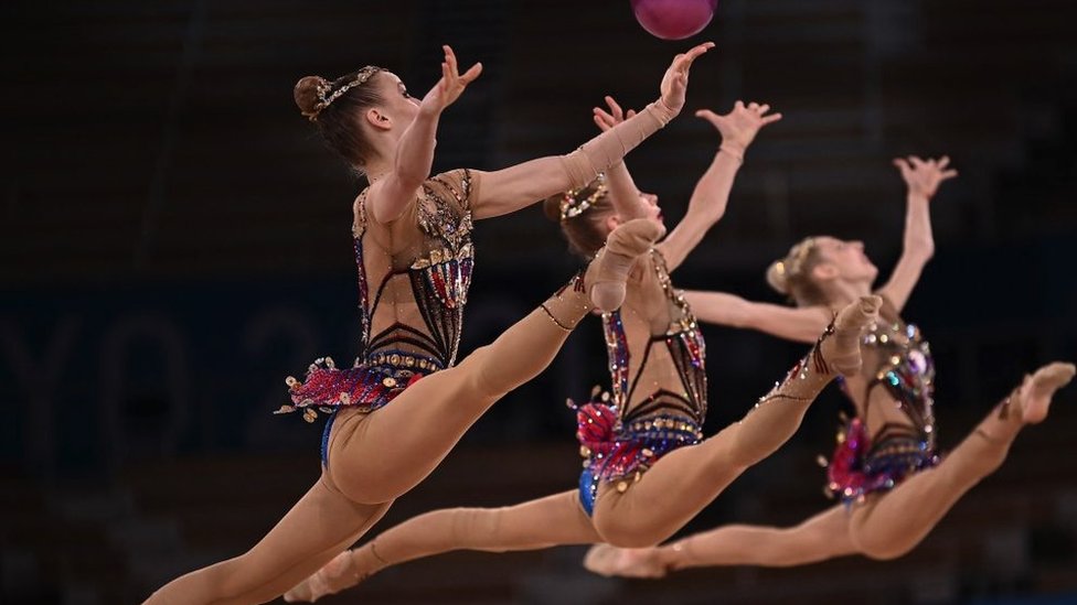 Olimpijske igre u Parizu 2024: 'Nema prskanja', 'krvava maramica' i još pet drugih neobičnih sportskih pravila 3 Team Russia competes in the group all-around final of the Rhythmic Gymnastics event during Tokyo 2020 Olympic Games at Ariake Gymnastics centre in Tokyo