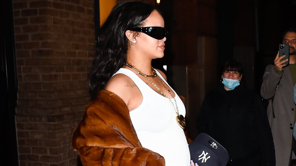 Zabava: Moda mi je pomogla da „ponovo pronađem sebe“ pošto sam postala majka, kaže Rijana 3 Rihanna in 2023