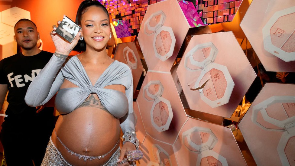 Zabava: Moda mi je pomogla da „ponovo pronađem sebe“ pošto sam postala majka, kaže Rijana 2 Rihanna at a Fenty Beauty launch in 2022