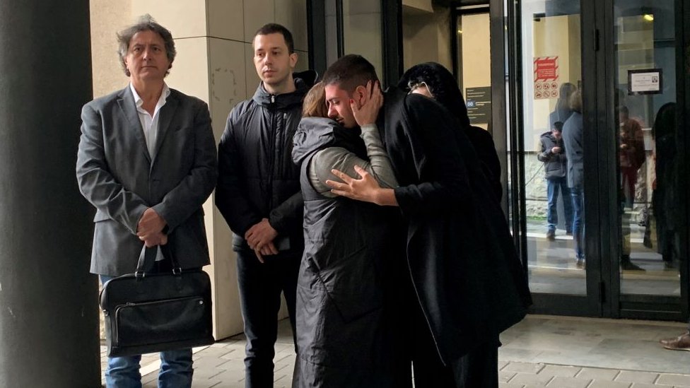 Srbija i LGBT+: Gej mladić prekinuo štrajk glađu, nezadovoljan postupanjem policije 3 Andrej Obradović, advokat Miloš Janković i pravnik Bojan Lazić