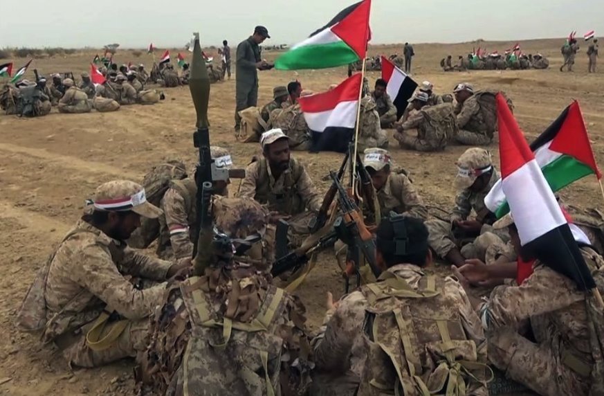 Sukobi na Bliskom istoku: Kolika je vojna sila Irana u poređenju sa izraelskom 13 Houthi fighters sitting around a flag