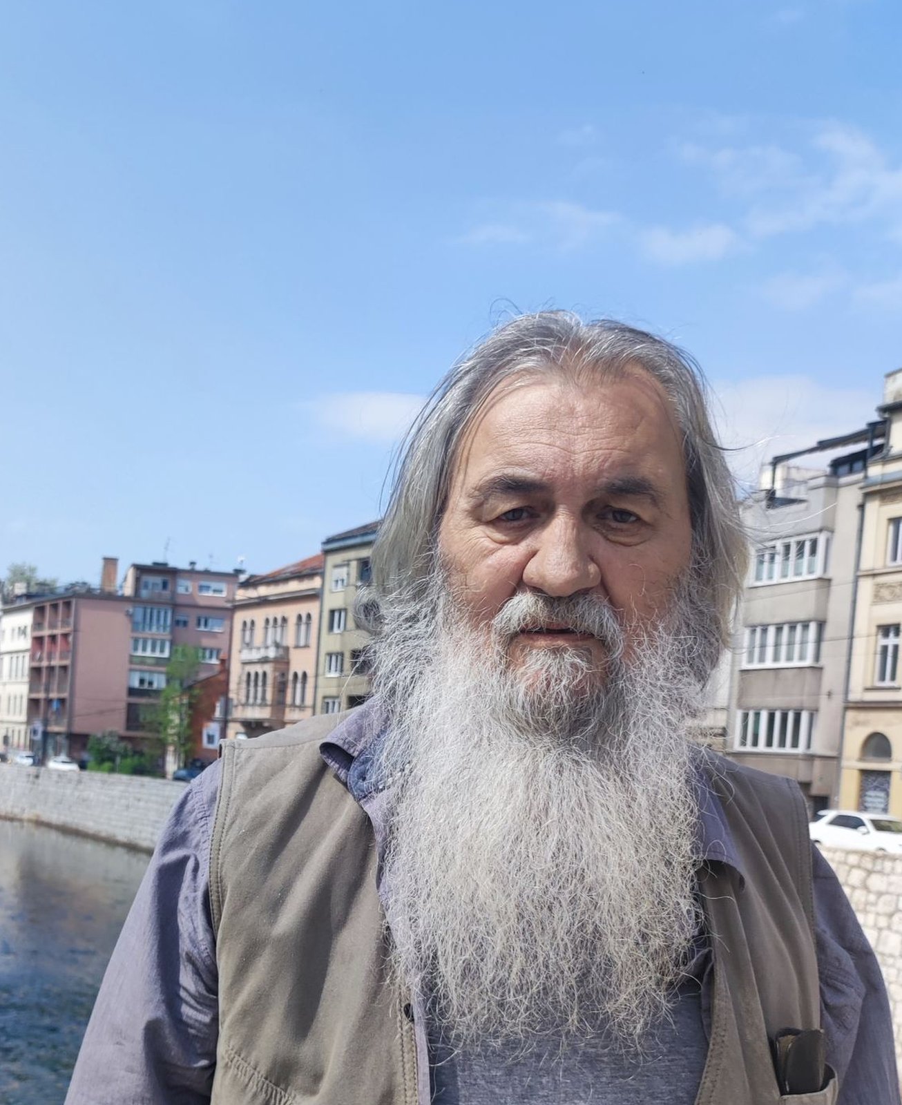 Jezik: „Bate će se ženi u selo sas jedan padež", književnost na timočko-prizrenskom dijalektu 3 Miroslav Cera Mihailović je jedan od pionira dijalekatske književnosti u Srbiji