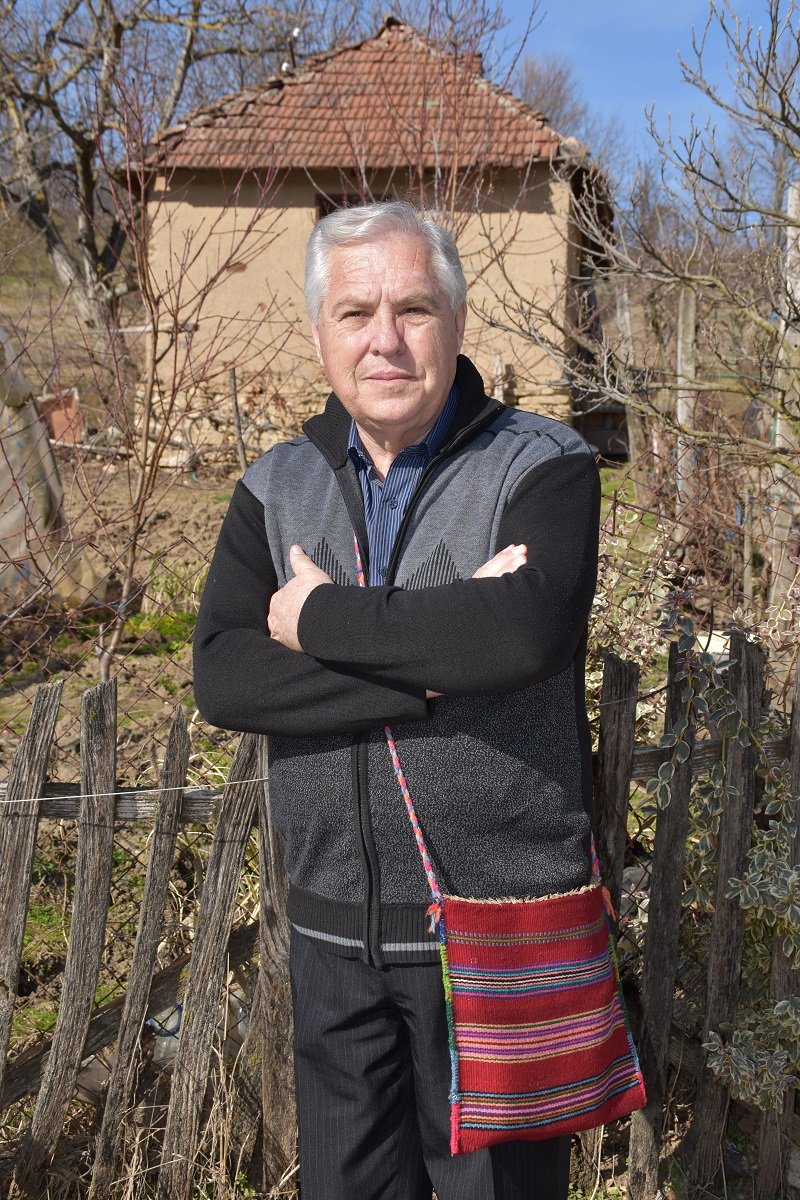 Jezik: „Bate će se ženi u selo sas jedan padež", književnost na timočko-prizrenskom dijalektu 5 Vlasta Cenić je napisao više knjiga za decu, među kojima su i one na narodnom govoru njegovog doljevačkog kraja