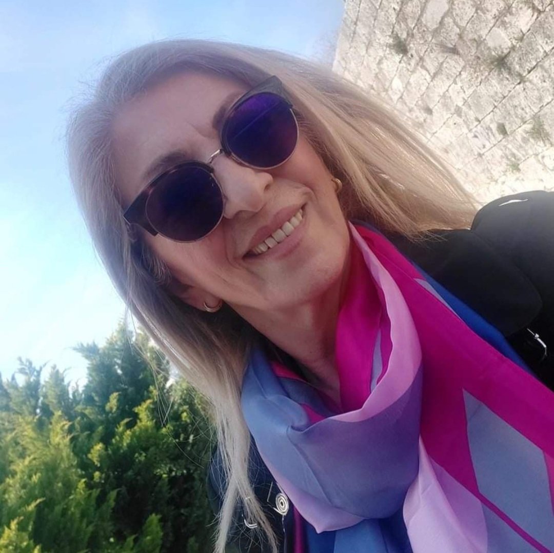 Jezik: „Bate će se ženi u selo sas jedan padež", književnost na timočko-prizrenskom dijalektu 4 Violeta Jović je 2004. objavila prvu knjigu na dijalektu „Osenja"