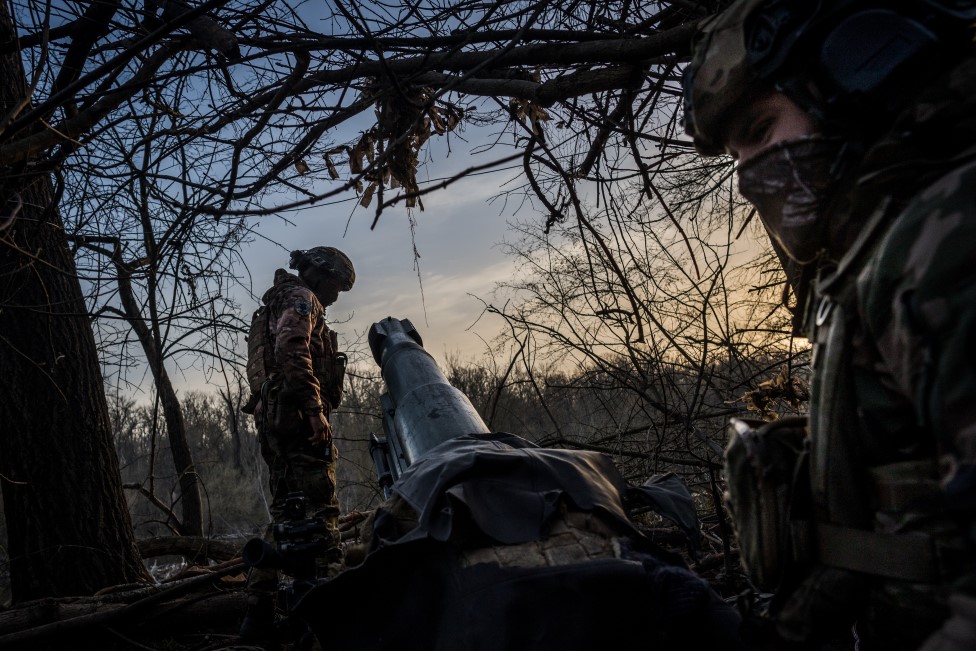 Rusija i Ukrajina: Šta ukrajinskoj vojsci nedostaje od oružja i šta bi mogla da dobije od Amerike 4 A Ukrainian soldier prepares an artillery in the direction of Siversk, Donetsk Oblast