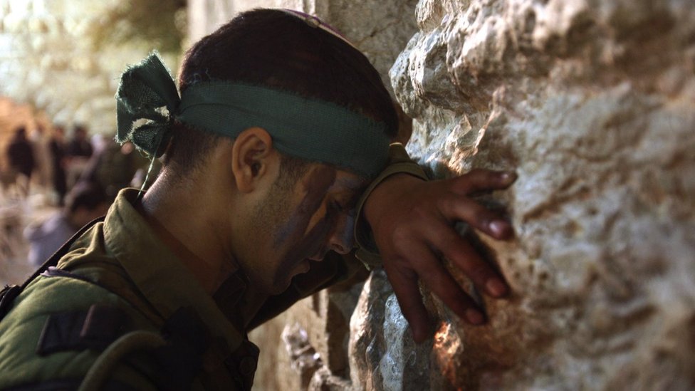 Izrael i Palestinci: Necah Jehuda - bataljon izraelske vojske kojem prete američke sankcije 2 Pripadnik Necah Jehude moli se na Zapadnom zidu u starom gradu Jerusalima 2007. godine, nakon marša u sklopu ceremonije diplomiranja