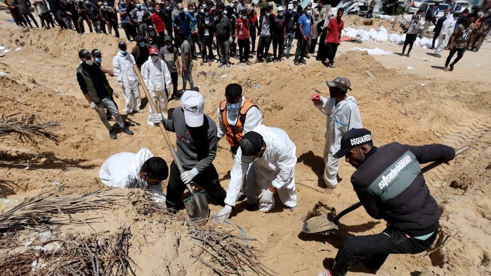Palestinski radnici iskopavaju tela u bolnici Naser lopatama jer nemaju tešku mehanizaciju
