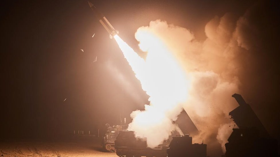 Rusija i Ukrajina: Amerika u tajnosti isporučuje Kijevu rakete dugog dometa 1 An ATACMS missile, is fired during a joint military training between US and South Korea