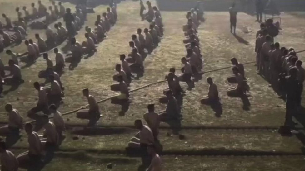 Masovne grobnice u krugu bolnice Naser: Šta su Izraelci radili u Gazi 5 Video, koji je objavljen 24. decembra 2023. godine i koji je BBC verifikovao, pokazuju zarobljenike iz Gaze vezane i sa povezom preko očiju
