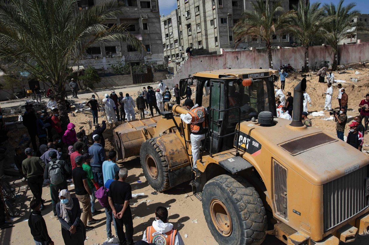 Masovne grobnice u krugu bolnice Naser: Šta su Izraelci radili u Gazi 7 Buldožer i ljudi na mestu ekshumacije u bolnici Naser