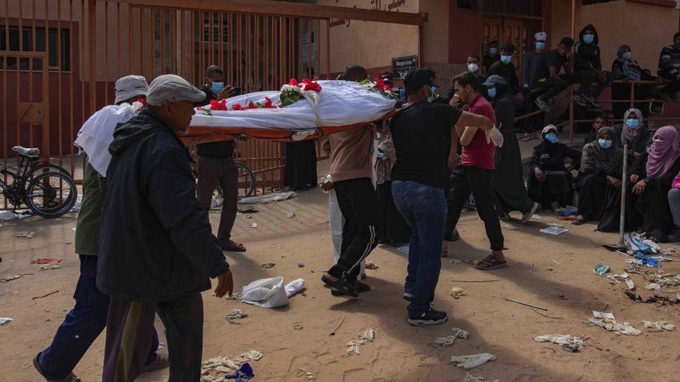 Masovne grobnice u krugu bolnice Naser: Šta su Izraelci radili u Gazi 6 Telo se iznosi iz masovne grobnice u bolnici Naser