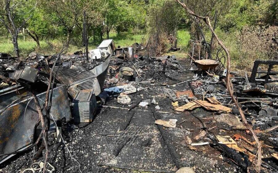 Uzbunjivačici iz EPS-a izgorelo imanje u Sremskoj Kamenici: Ona tvrdi da je požar podmetnut i da iza toga stoji vlast 1