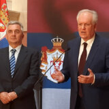 Mi, glas iz naroda proziva Savu Manojlovića da nudi roštilj za potpis, Kreni promeni objavio video čekanja u redu 7