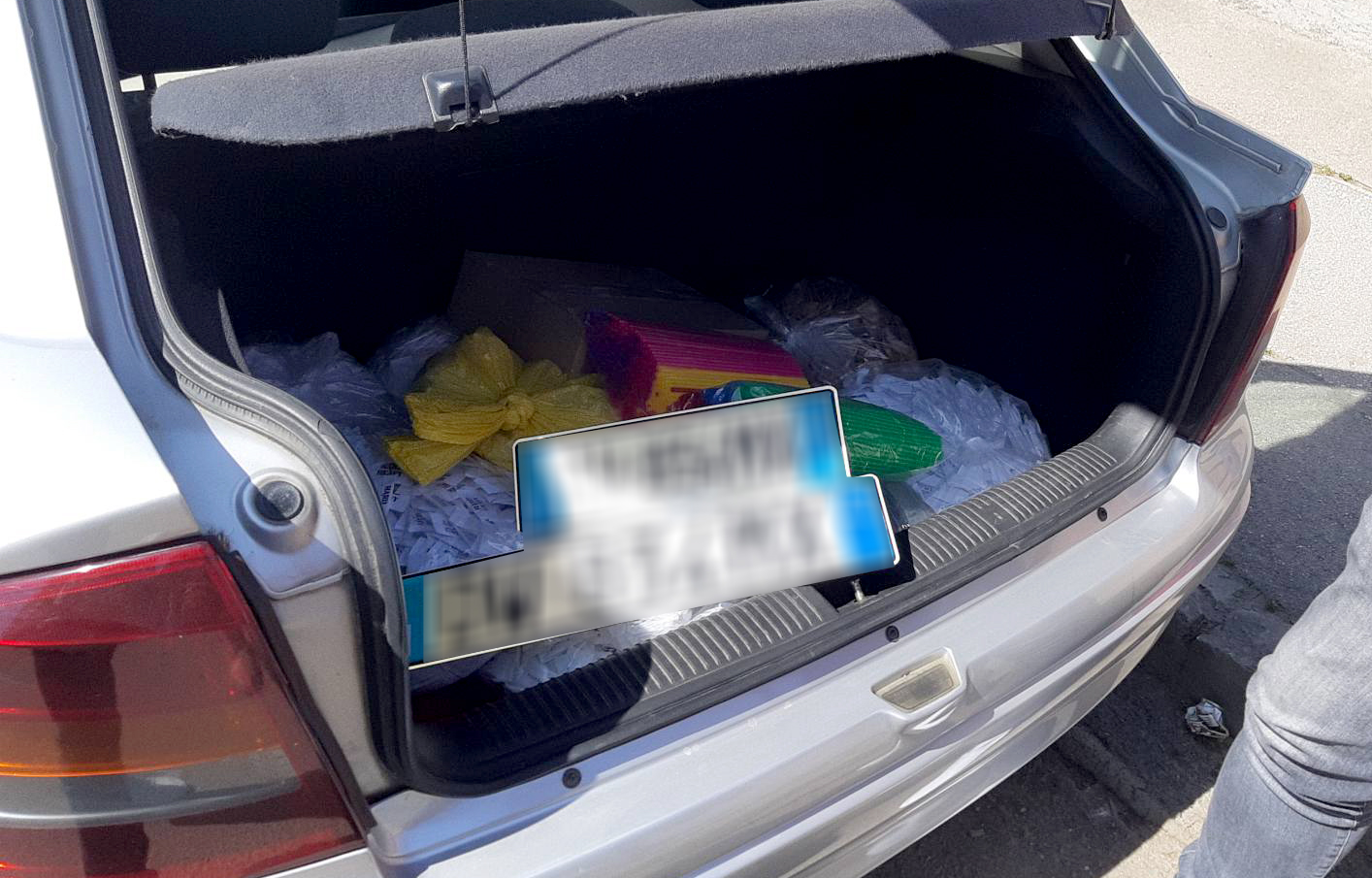 Uhapšeno šest osoba zbog falsifikovanja dokumenata zemalja EU, kao i inostranih registarskih tablica 2