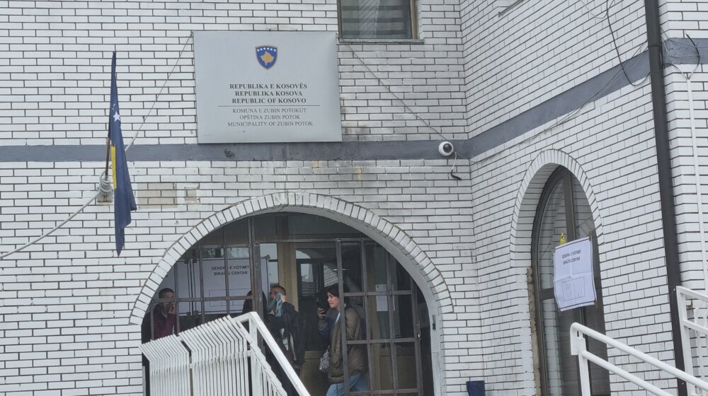 Protest Srba u Zubinom Potoku: Ugasili vozila na 15 minuta 1