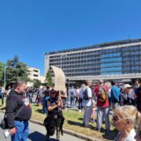 Protest kod hotela "Jugoslavija": Nećemo dati da ga sruši SNS i interes investitora (FOTO) 5