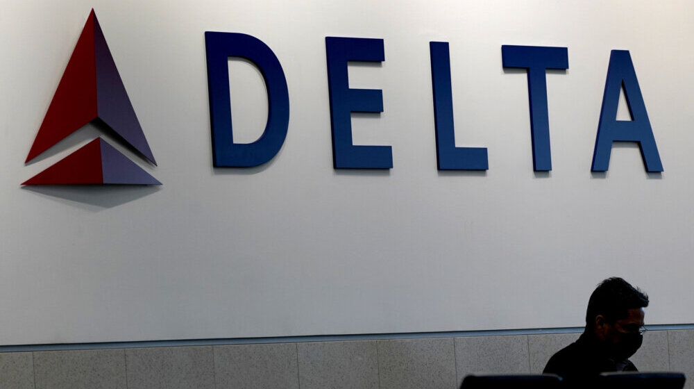 Zbog ispadanja dela iz trupa avion se vratio u Njujork 1