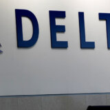 Zbog ispadanja dela iz trupa avion se vratio u Njujork 6