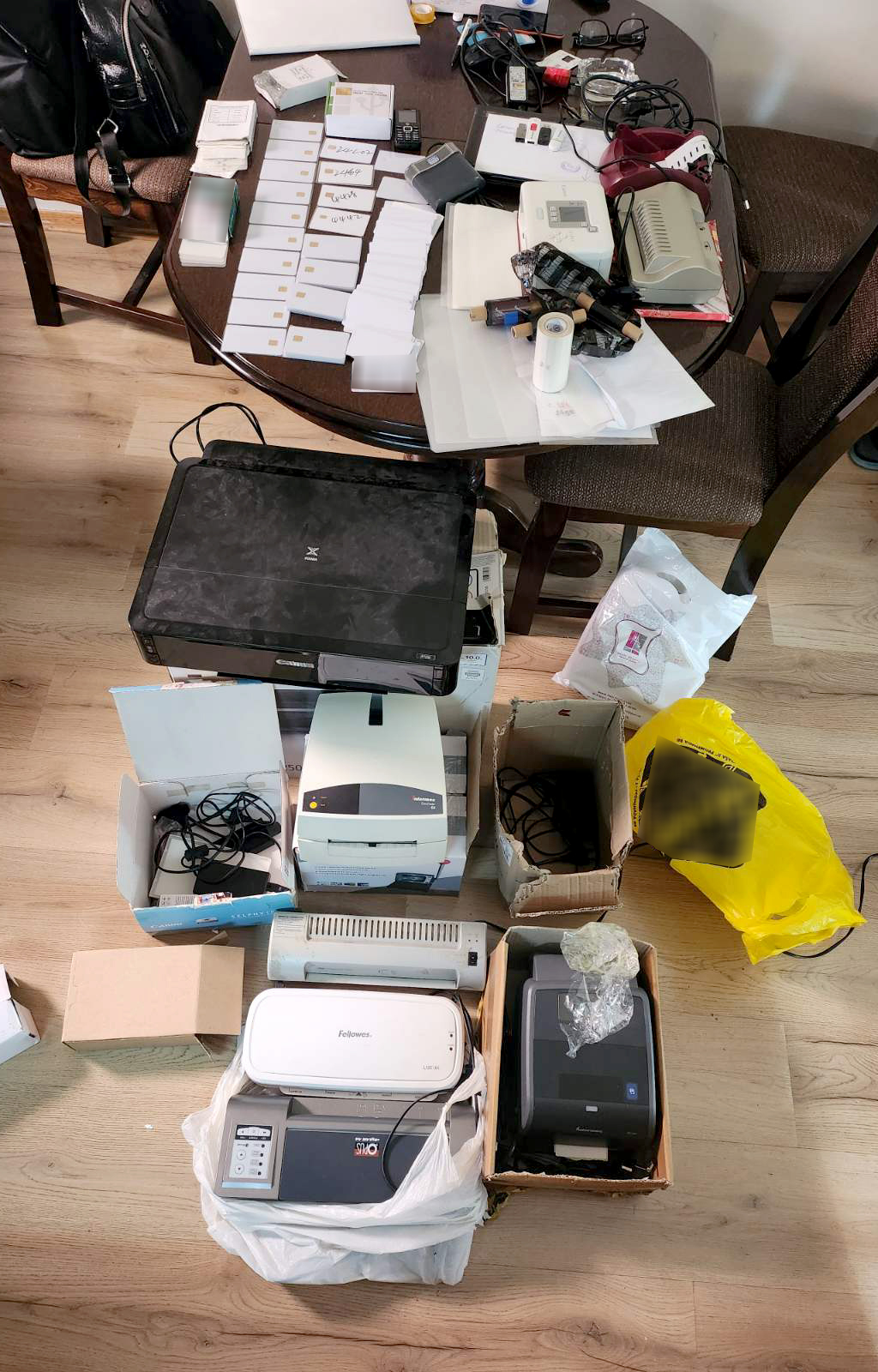 Uhapšeno šest osoba zbog falsifikovanja dokumenata zemalja EU, kao i inostranih registarskih tablica 3