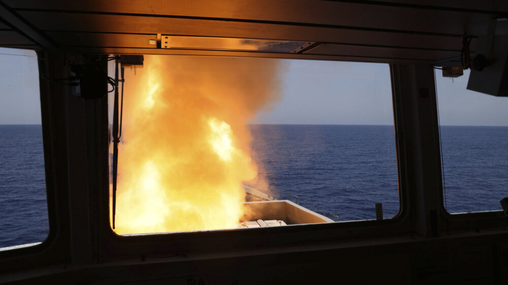 Rakete Huti pobunjenika oštetile tanker u Crvenom moru 11