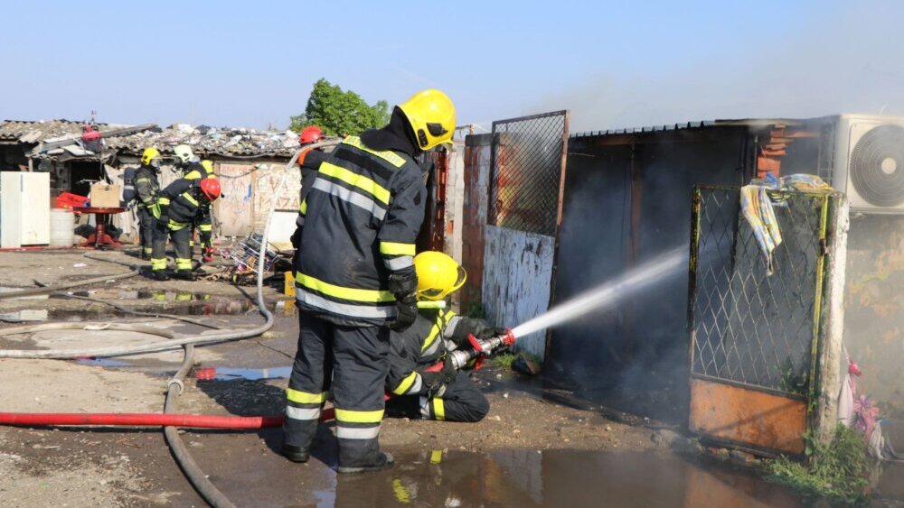 Požar u Bangladešu Požar u Bangladešu progutao više od stotinu domova: Ljudi evakuisani u prihvatilišta, gradonačenik obećava obnovu 2