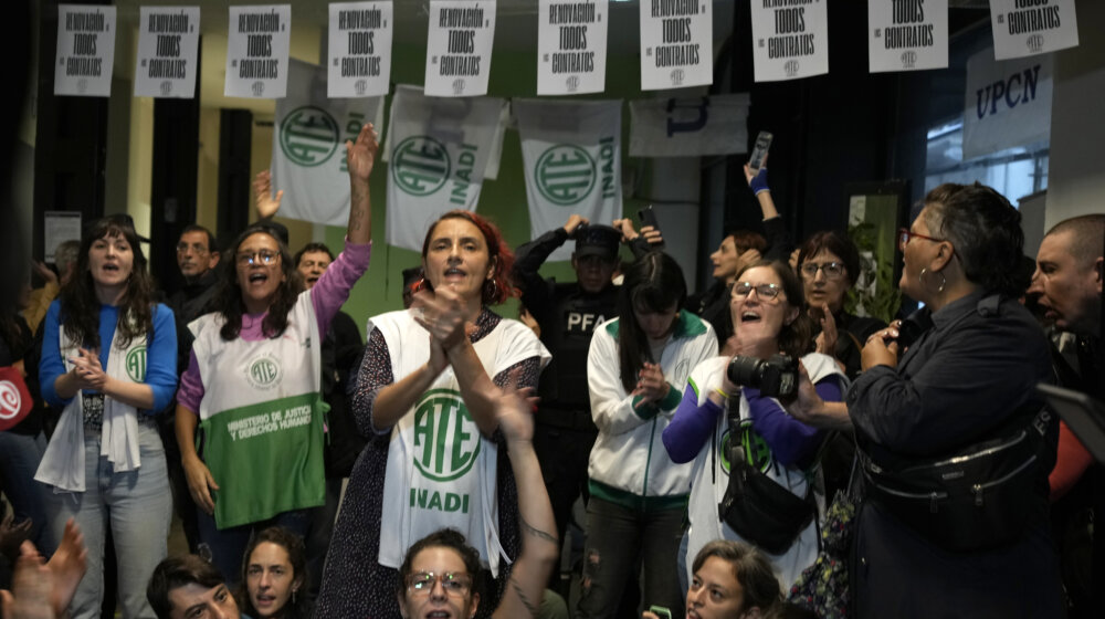 Argentina otpustila 15.000 državnih službenika, oni uzvratili upadom na svoja bivša radna mesta 1