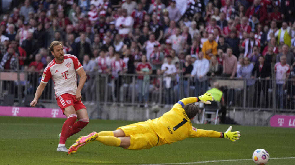 Lajpcig ubedljiv protiv Borusije Dortmund, Bajern pobedio Ajntraht 1