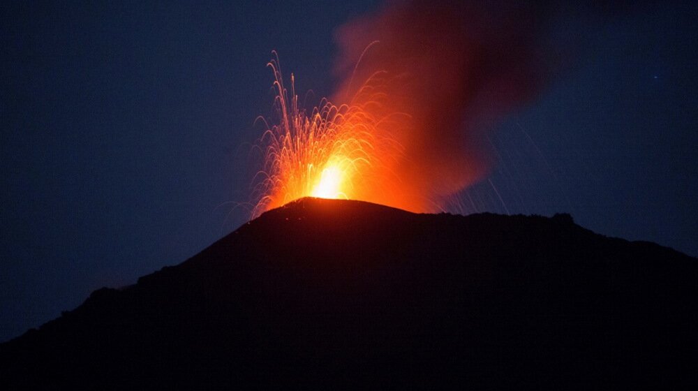 Nova erupcija vulkana Ibu u Indoneziji, izbacio pepeo na visini od pet kilometara 8