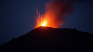 Vulkan izbacuje lavu i pepeo, na severu Indonezije evakuisano 800 ljudi