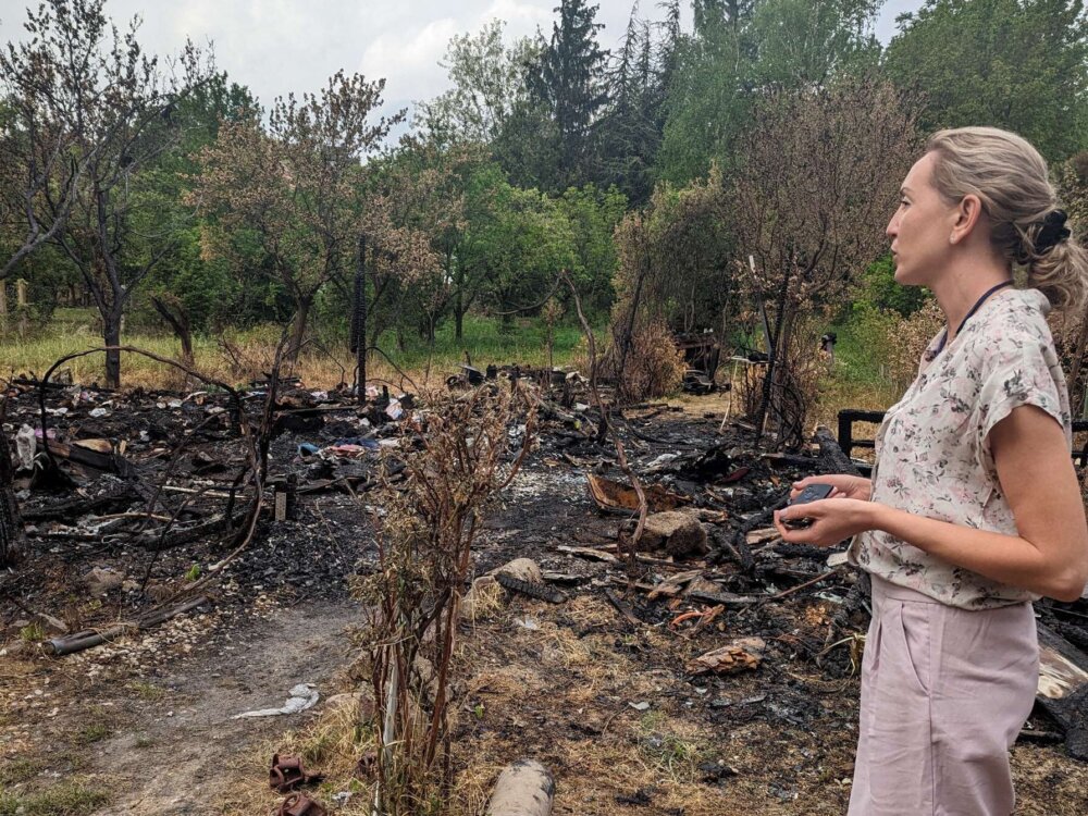 Anna Oreg iz PSG obišla Natašu Prišić kojoj je zapaljena kuća u Sremskoj Kamenici: "Ova žena trpi torturu pojedinaca već godinama" 2 Anna Oreg iz PSG obišla Natašu Prišić kojoj je zapaljena kuća u Sremskoj Kamenici: "Ova žena trpi torturu pojedinaca već godinama" 2