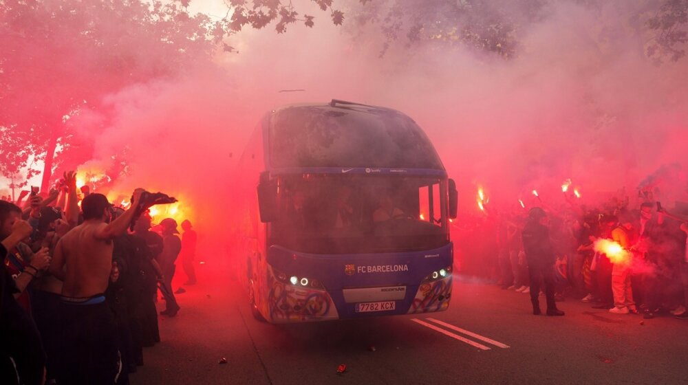 Navijači Barselone greškom kamenovali autobus sa igračima svog kluba pre početka duela Lige šampiona između Katalonaca i PSŽ (VIDEO) 8
