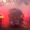 Navijači Barselone greškom kamenovali autobus sa igračima svog kluba pre početka duela Lige šampiona između Katalonaca i PSŽ (VIDEO) 51