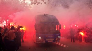 Navijači Barselone greškom kamenovali autobus sa igračima svog kluba pre početka duela Lige šampiona između Katalonaca i PSŽ (VIDEO)