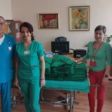 Osuđenici u Nišu sašili uniforme za zaposlene u Klinici za ginekologiju i akušerstvo 5