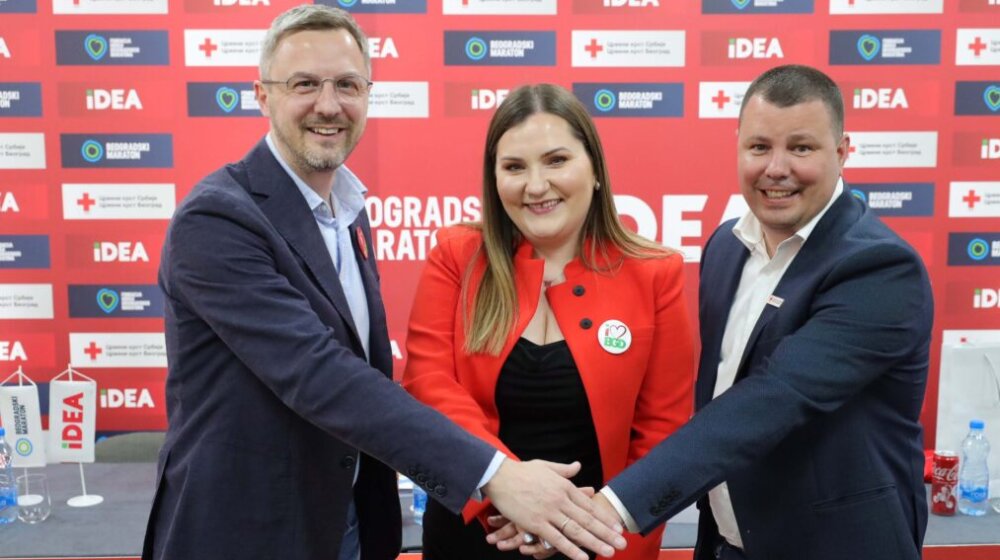 "Heroji Beogradskog maratona" donirali defibrilatore Crvenom krstu Beograd, biće postavljeni na javnim mestima 1