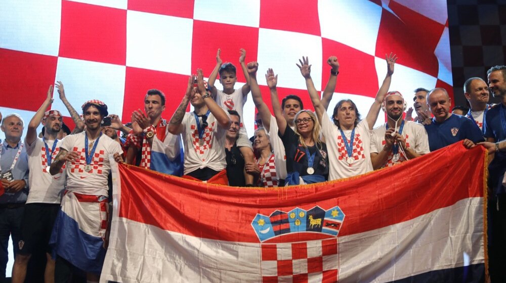 Fudbaleri Hrvatske pred EURO idu u Vatikan: Papa za blagoslov dobija šal , dres i loptu 7