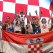 Fudbaleri Hrvatske pred EURO idu u Vatikan: Papa za blagoslov dobija šal , dres i loptu 11