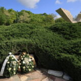 Obeležen Dan sećanja na žrtve Holokausta, genocida i drugih žrtava nacizma i fašizma u Drugom svetskom ratu polaganjem venaca na humke u kragujevačkim Šumaricama 7