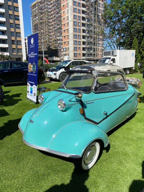 Izložba oldtajmera i električnih automobila na platou ispred Saobraćajnog fakulteta (FOTO) 7