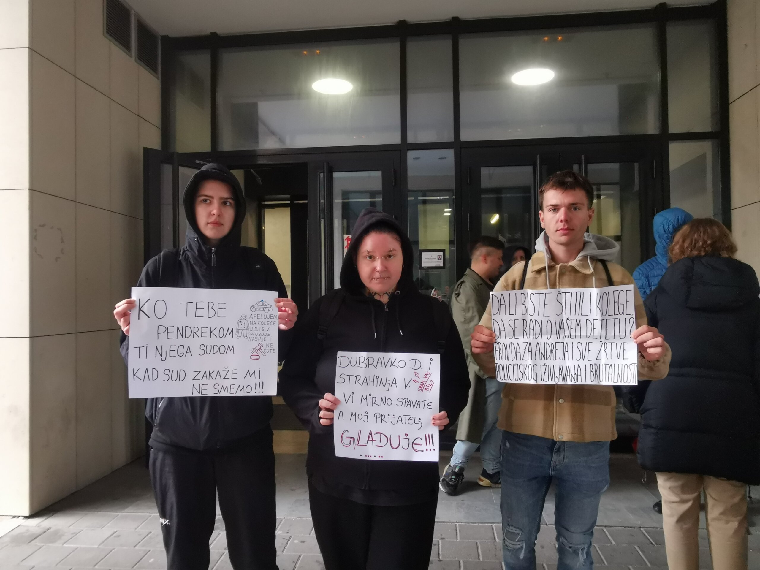 Nakon šest dana bez hrane Andrej Obradović završava štrajk glađu, ali ne odustaje od borbe 2 Nakon šest dana bez hrane Andrej Obradović završava štrajk glađu, ali ne odustaje od borbe 2