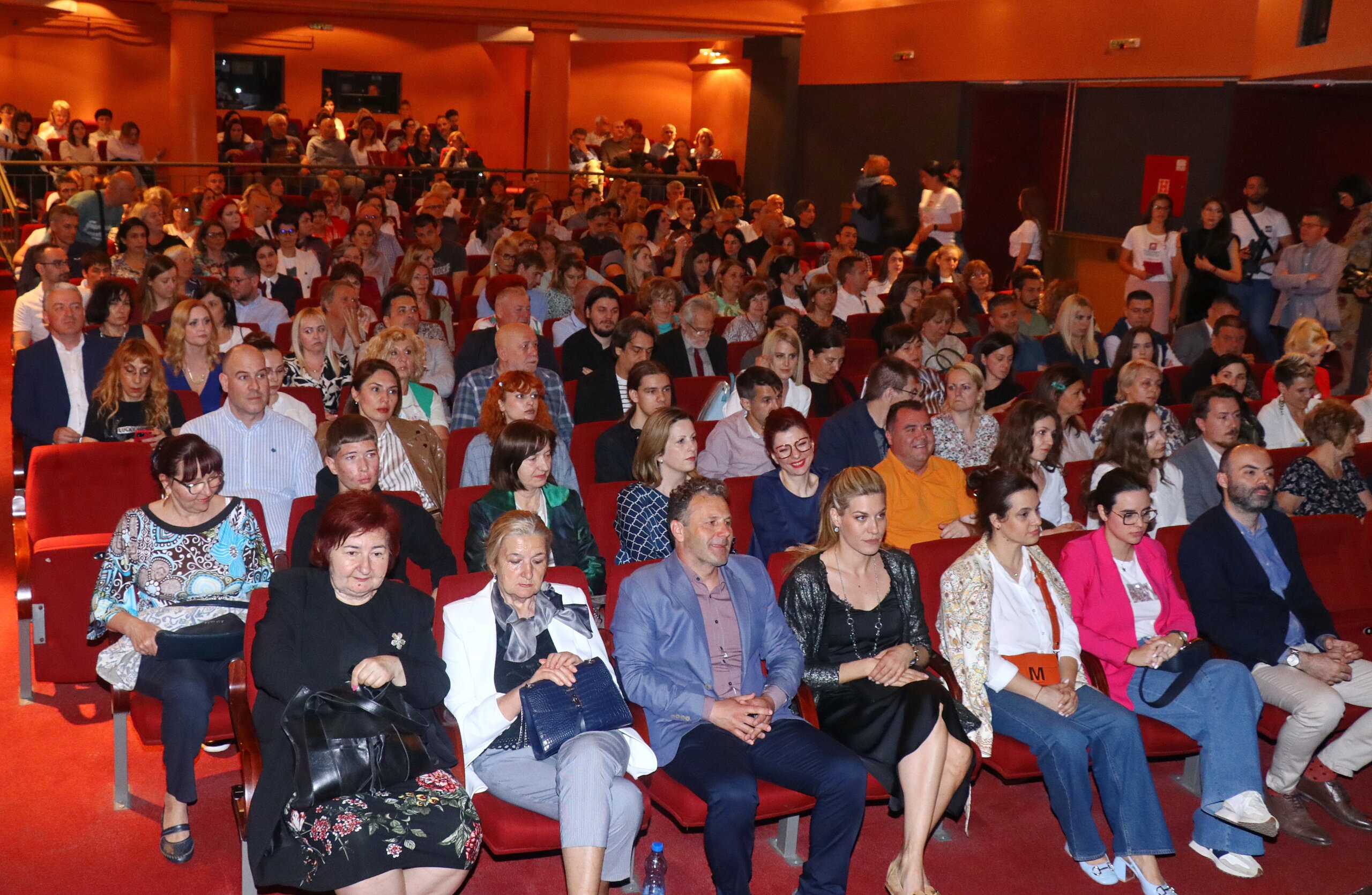 "Čovekova sudbina – snovi i stvarnost": U Šapcu otvoren 8. po redu festival "Pozorišno proleće" predstavom "Ljudi od voska" 5