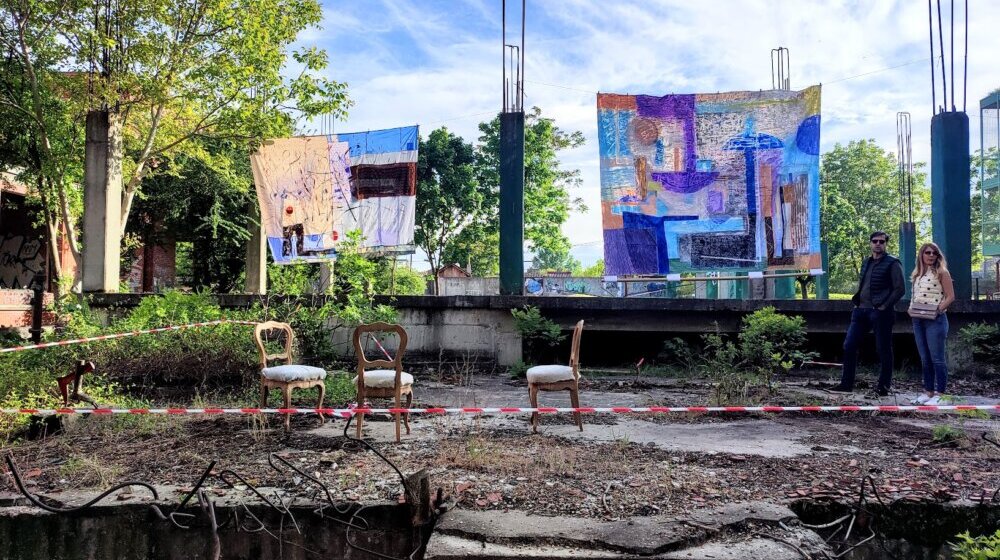 Svaki prostor je dobar za kulturu: Izložba kragujevačkog slikara Zorana Ignjatovića u nikad završenom tržnom centru u Erdoglji 1