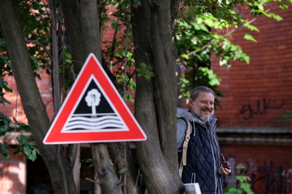 Svaki prostor je dobar za kulturu: Izložba kragujevačkog slikara Zorana Ignjatovića u nikad završenom tržnom centru u Erdoglji 2