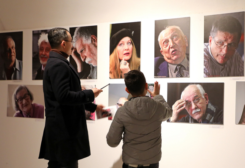 Izložba fotografija Anđelka Vasiljevića „Znameniti Srbi - naši savremenici" u galeriji Tekelijanum u Budimpešti 2