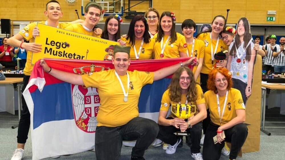 Da robot zaigra Moravac i na Floridi: Kragujevački gimnazijalci skupljaju novac za učešće na svetskom Lego prvenstvu (FOTO) 1